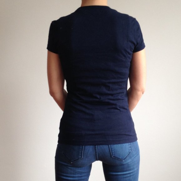 Tommy Hilfiger - Navy Blue T-Shirt Gold Logo - Picture 4 of 4